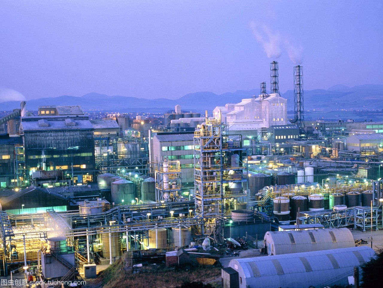 化學工業(yè)。夜間的石階上化工廠在坎布里亞郡Whitehaven英國。這個工廠生產(chǎn)原材料和中間體的洗滌劑和toileteries產(chǎn)業(yè)。它生產(chǎn)表面活性劑表面清潔劑和發(fā)泡產(chǎn)品然后國內(nèi)清潔材料用于制造肥皂,牙膏,和工業(yè)材料如水泥,泡沫地毯襯底。工廠也生產(chǎn)硫酸因此有一些二氧化硫的排放。